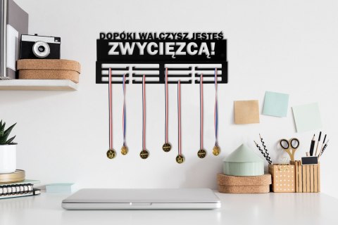 Wieszak na medale DOPÓKI WALCZYSZ JESTEŚ ZWYCIĘZCĄ! Wieszak na medale DOPÓKI WALCZYSZ JESTEŚ ZWYCIĘZCĄ!