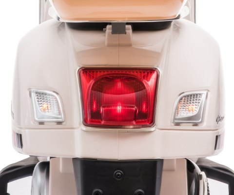 Milly Mally Milly Mally Pojazd na akumulator Vespa GTS Super White Milly Mally Milly Mally Pojazd na akumulator Vespa GTS Super White
